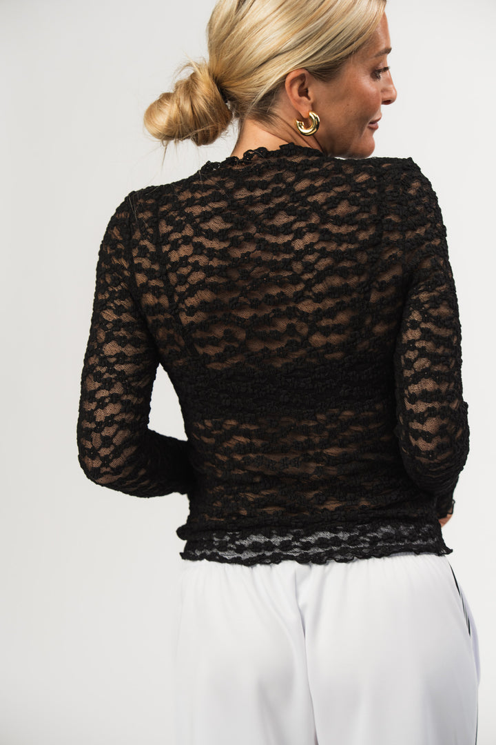 Lace Longsleeve Black, Halbkörper Rückenansicht, schwarzes Spitzen-Longsleeve, leicht transparent, figurbetont