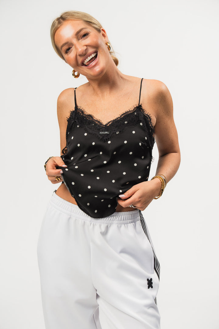 Satin Lace Top Dots Black, Halbkörper frontal, schwarzes Satintop mit Punkten, dünne Träger, V-Ausschnitt