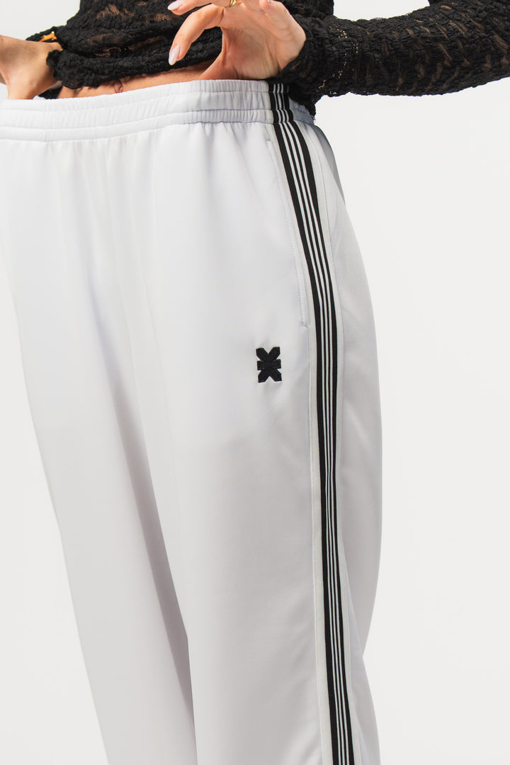 Retro Pants Offwhite, Detailaufnahme Bund mit eingesticktem Logo und schwarzem Seitenstreifen, offwhite Stoff