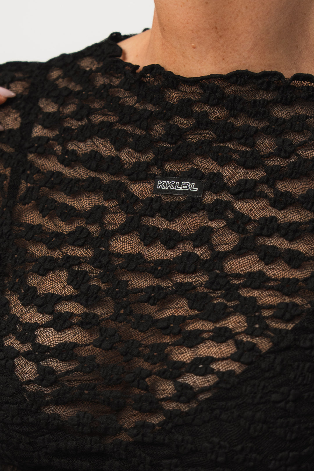 Lace Longsleeve Black, Detailaufnahme Rücken nah, schwarzes Spitzen-Longsleeve mit Spitzenblumen-Textur