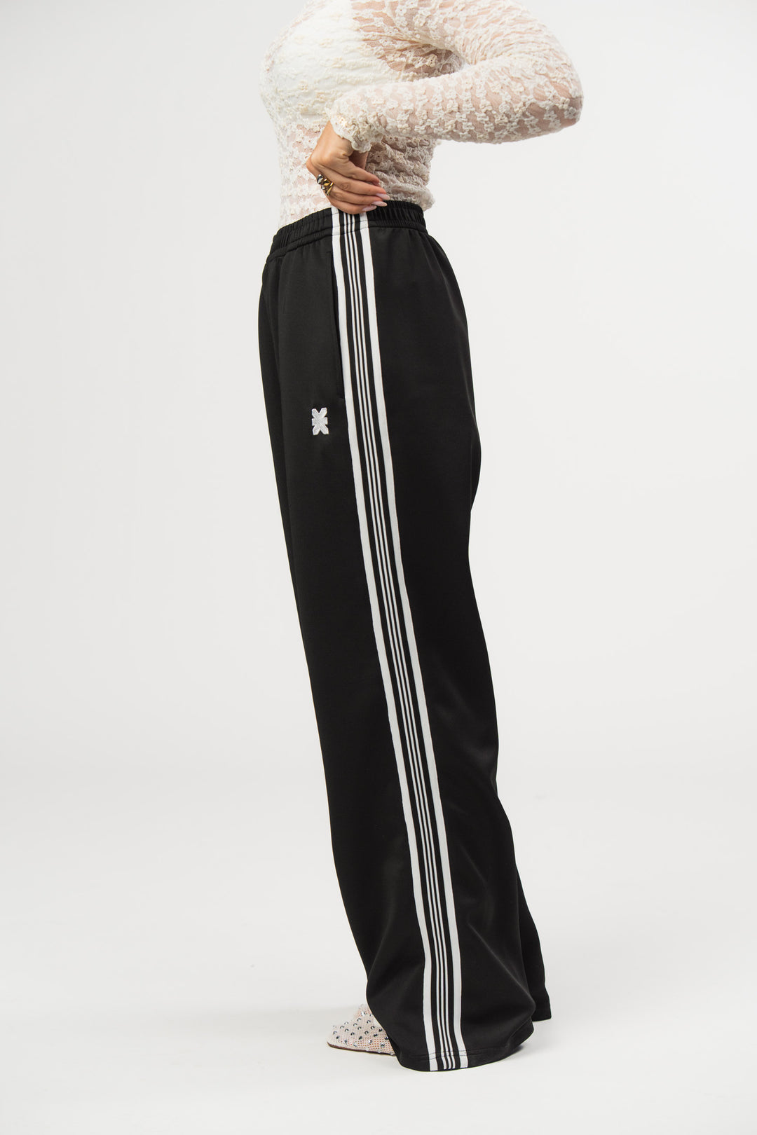 Retro Pants Black, Halbkörper Beine frontal, schwarze Retro-Hose mit weißem Seitenstreifen, weiter Schnitt