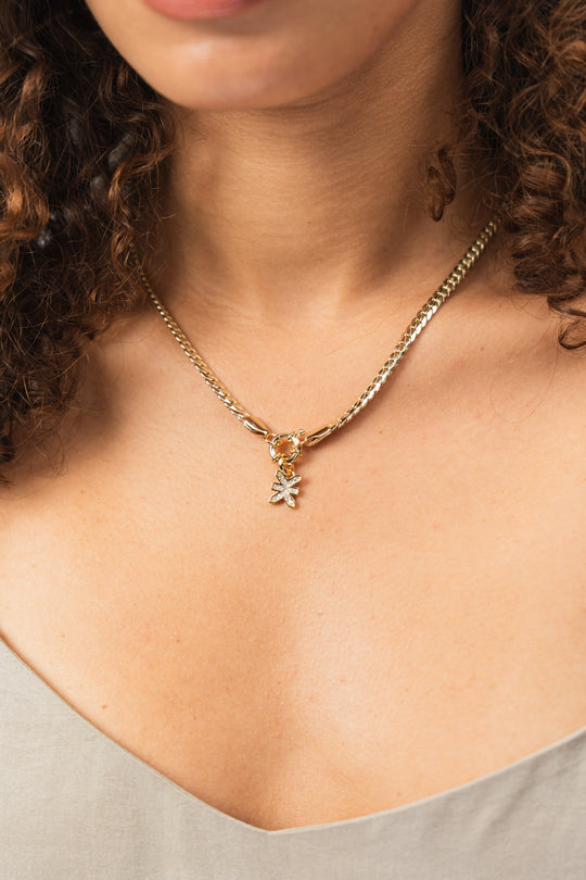 Bild von Necklace Charm Logo Gold  aus The Last Dance Kollektion