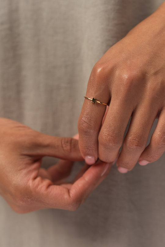 Bild von Ring Logo Gold  aus The Last Dance Kollektion