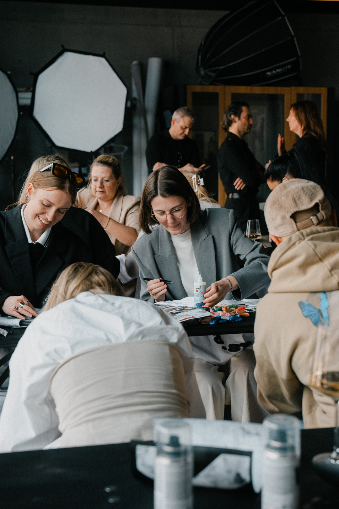 Gruppenaufnahme: Frauen in verschiedenen Oberteilen bei Workshop, sitzende Pose im Studio