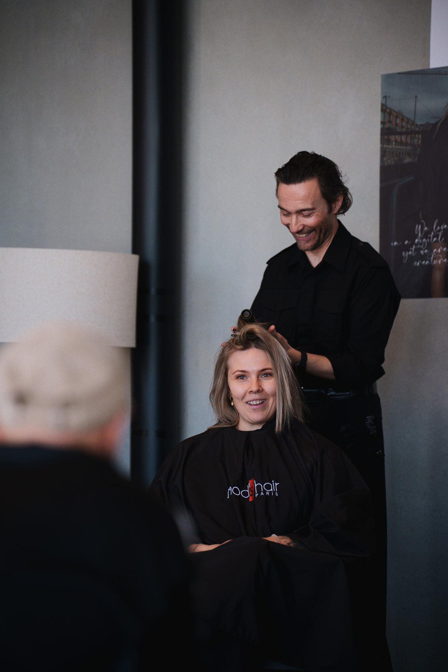 Mann und Frau im Friseursalon, Haarstyling-Szene 