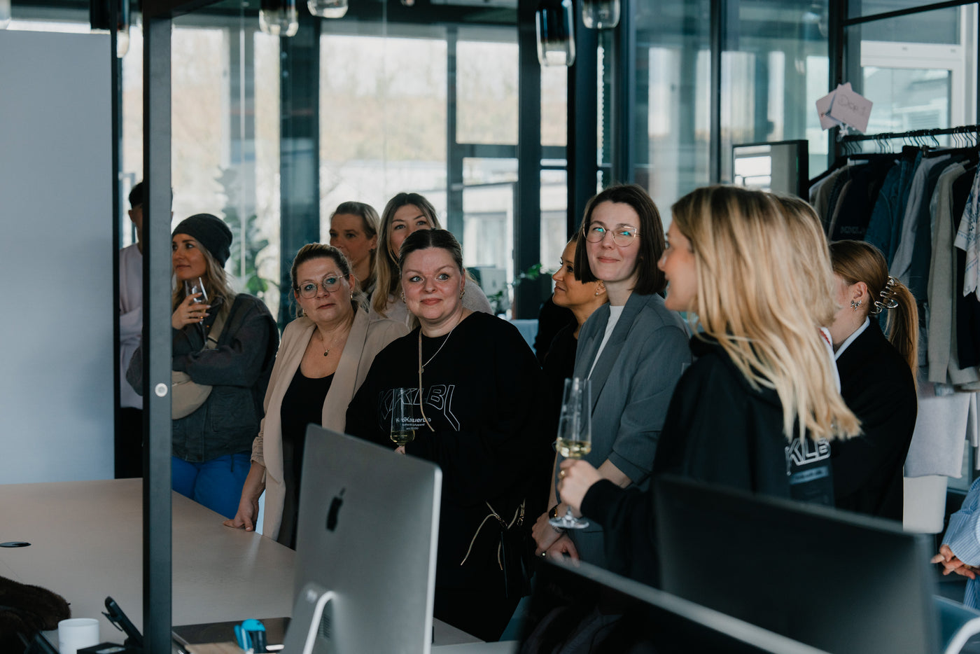 Gruppenaufnahme: Frauen bei einem Store-Event, stehende Pose