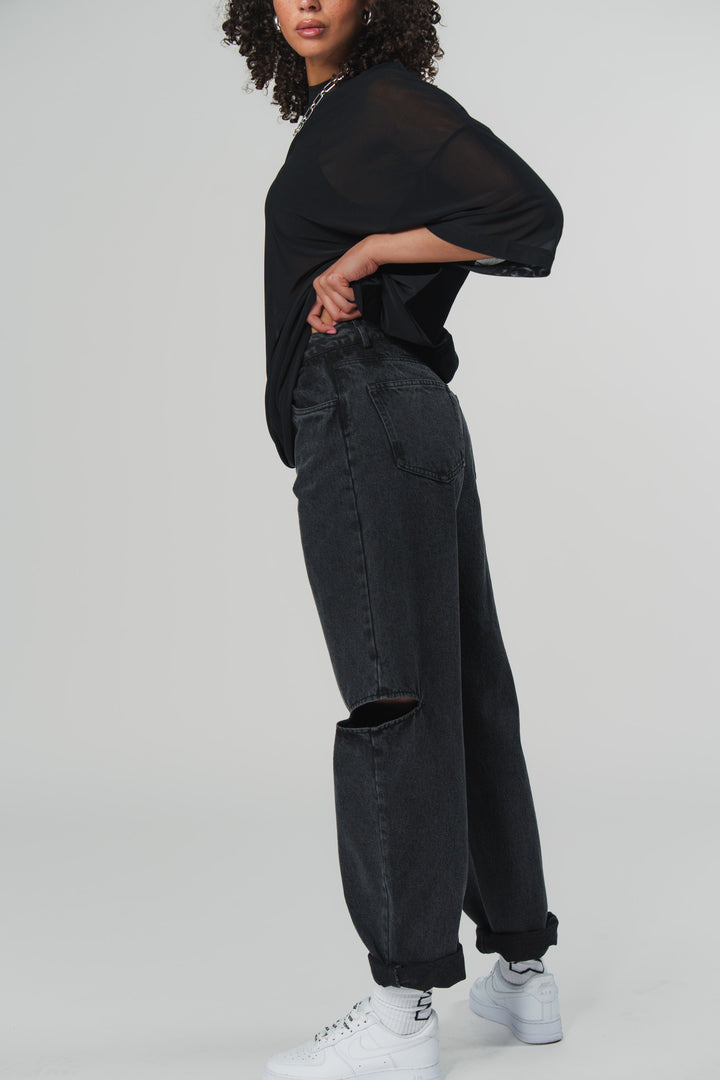 Seitliche Ansicht: Schwarze Cut-Out Jeans mit Knie-Details aus der WELCOME BLAKK Collection