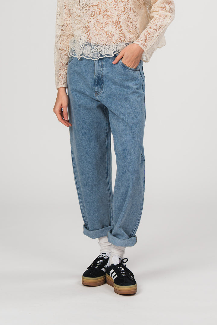 Denim Pants Blue, Halbkörper Beine, blaue Denim mit individueller Waschung, gerader Schnitt, 5-Pocket-Style