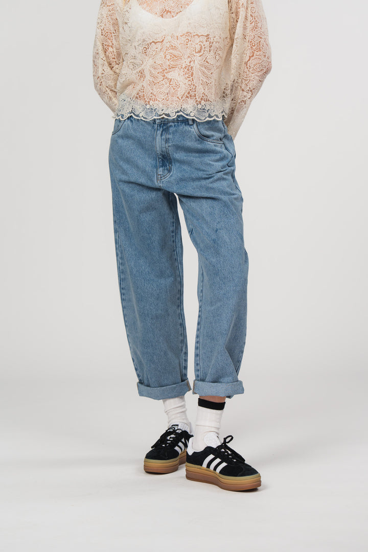 Denim Pants Blue, Halbkörper Beine frontal, blaue Jeans mit lässigem geradem Schnitt und Umschlag am Saum