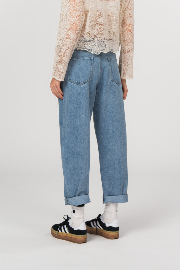 Denim Pants Blue, Halbkörper Rückenansicht, blaue Jeans mit Weblabel hinten, gerader Schnitt, 5-Pocket-Style