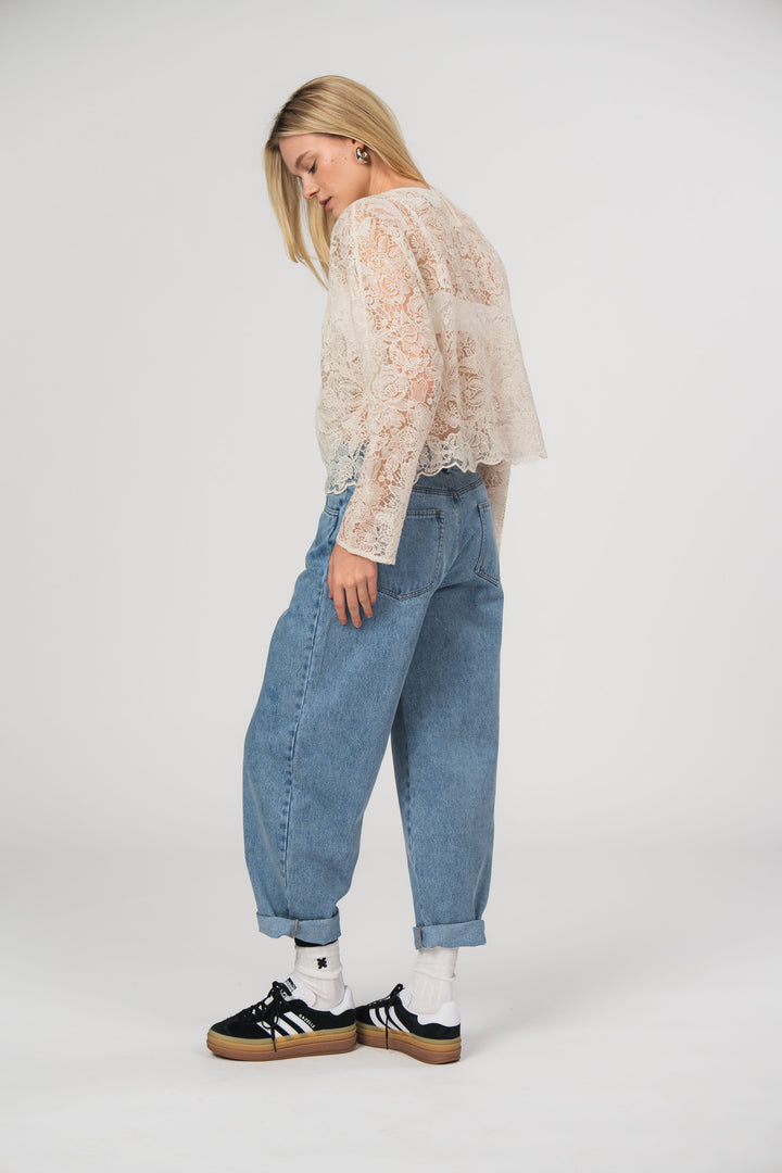 Denim Pants Blue, Ganzkörper seitlich, blaue Jeans mit individueller Waschung, lässiger gerader Schnitt