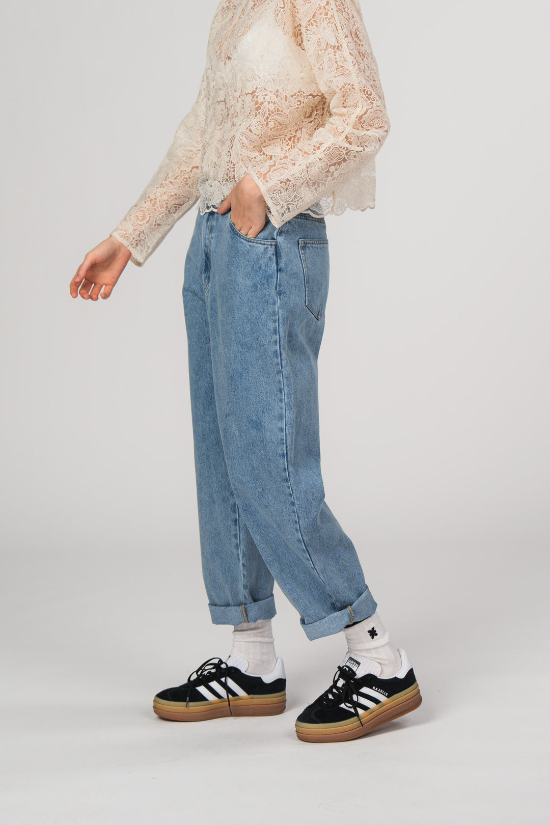 Denim Pants Blue, Ganzkörper schräg, blaue Jeans, lässiger gerader Schnitt, Umschlag am Saum sichtbar
