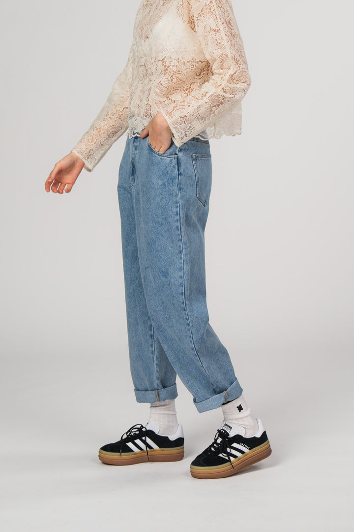Denim Pants Blue, Ganzkörper schräg, blaue Jeans, lässiger gerader Schnitt, Umschlag am Saum sichtbar