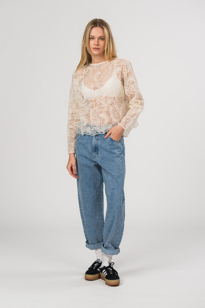 Denim Pants Blue, Ganzkörper frontal, blaue Jeans im 5-Pocket-Style, lässiger gerader Schnitt mit Umschlag
