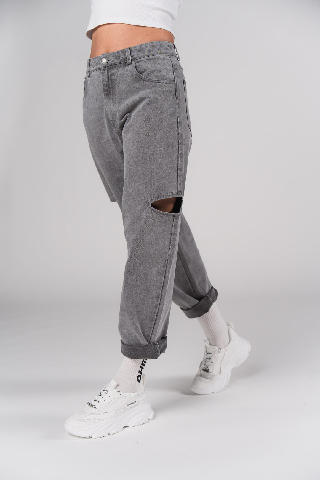 Frau in grauen Denim Pants Grey Cut Out Petite aus Tour25 Collection, seitliche Ansicht