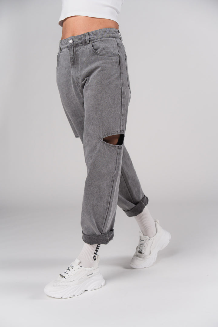 Frau in grauen Denim Pants Grey Cut Out Petite aus Tour25 Collection, seitliche Ansicht