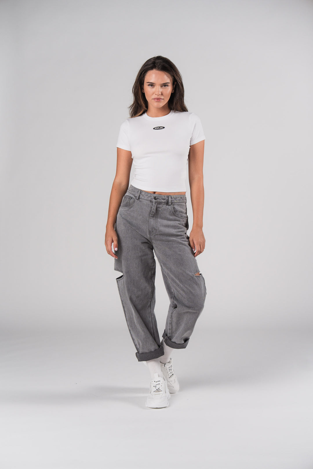 Ganzkörper: Frau in weißem Cropped T-Shirt mit grauen Denim Pants Grey Cut Out Petite, Frontalansicht