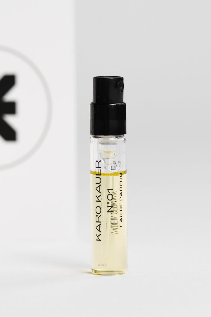 Karo Kauer Parfumprobe Nr.01, frontale Ansicht. 