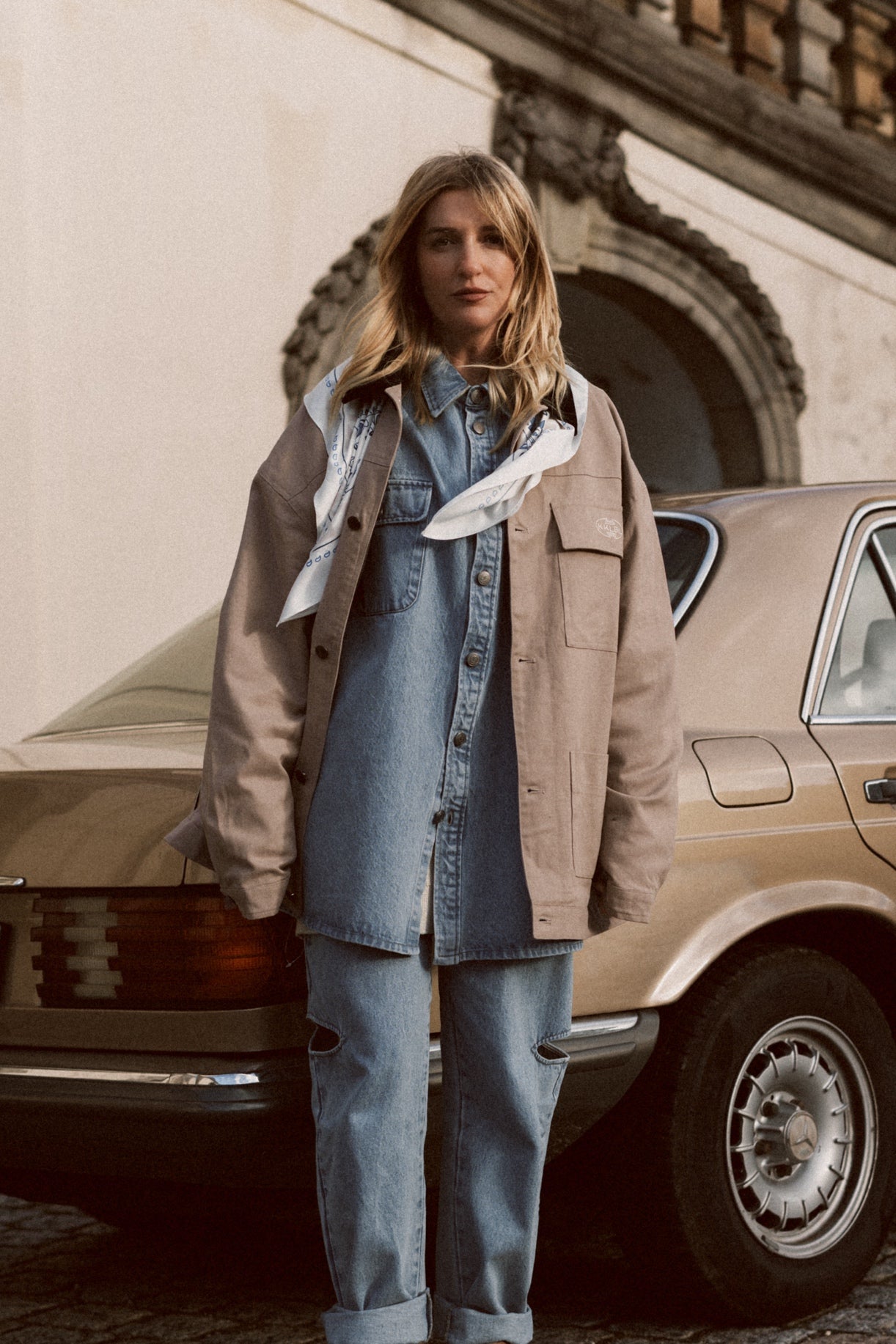 Frau in beiger Jacket Cord Collar mit weißem Silk Scarf, stehende Pose