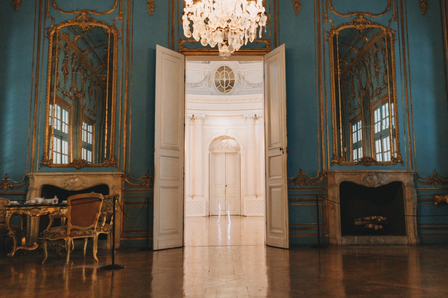 Innenarchitektur: Türkis-goldener Barocksaal mit Kristallkronleuchter und Spiegeln