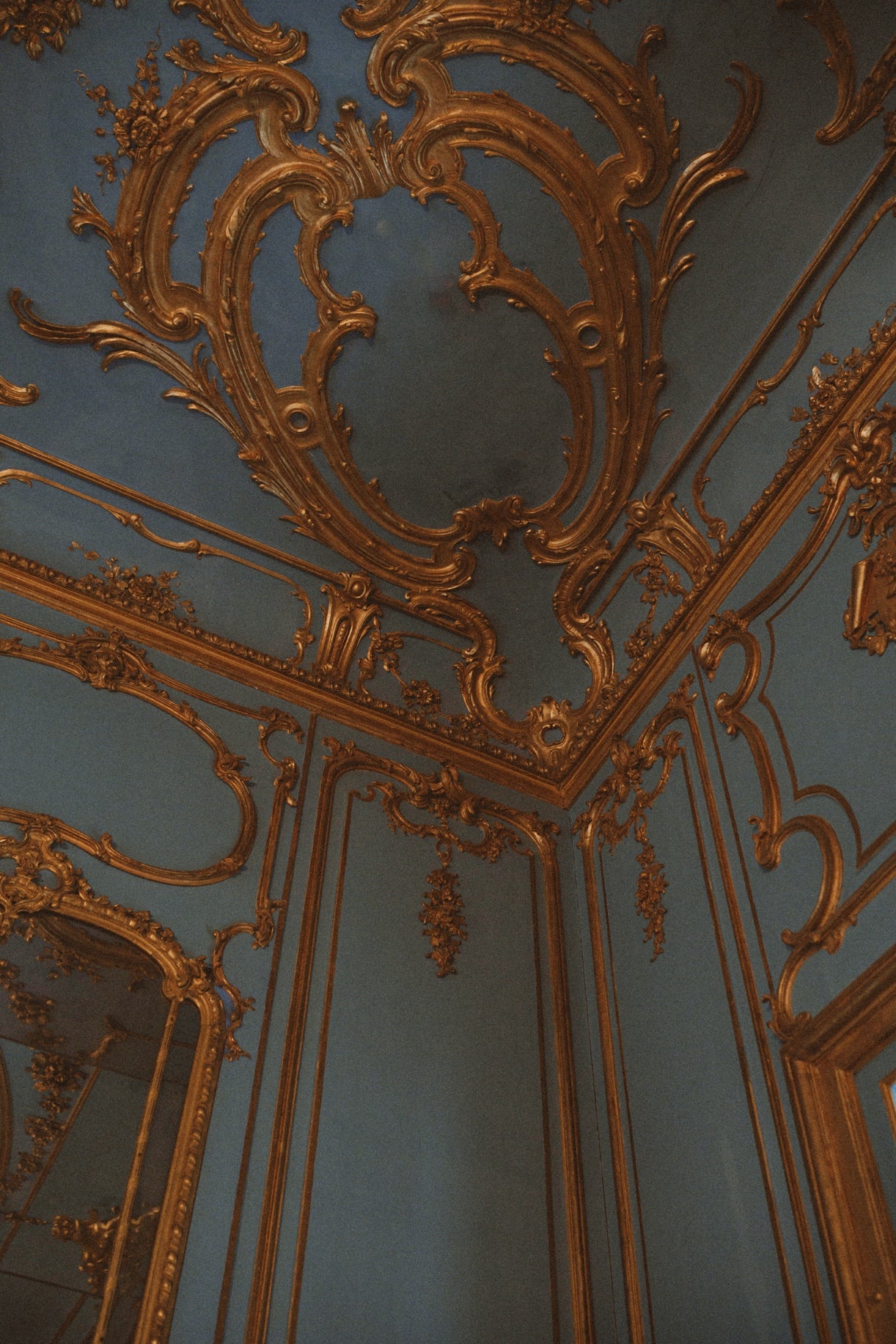 Architekturdetail: Türkis-goldene Barockdecke mit ornamentalen Stuckverzierungen