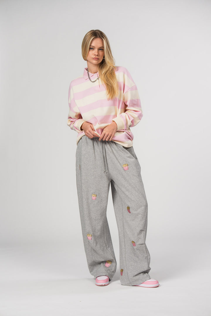 Barrel Jogger Pants Fries, Halbkörper frontal, graue Jogger, Barrel Fit, elastischer Kordelzug, Eingrifftaschen