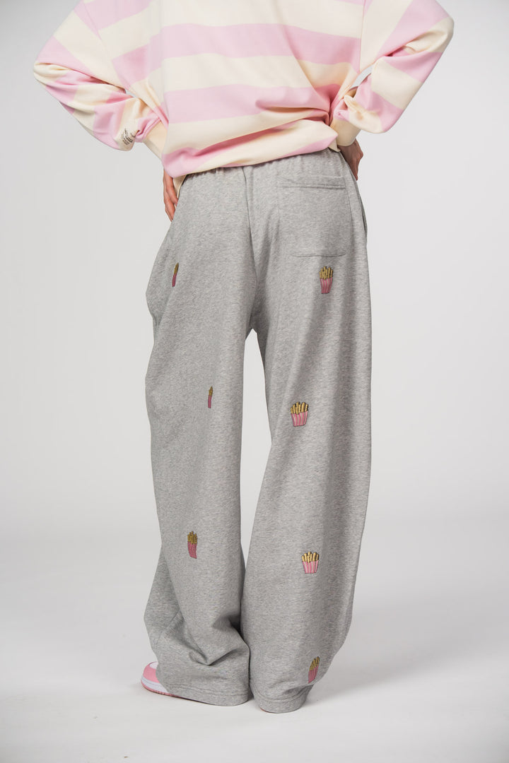 Barrel Jogger Pants Fries, Halbkörper hinten, graue Baggy-Hose, aufgesetzte Tasche hinten, weiter Beinschnitt