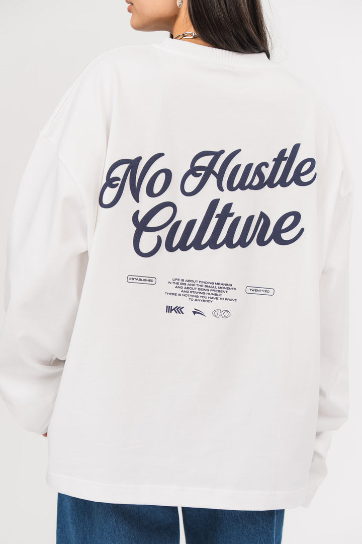 Rückansicht eines weißen Longsleeves aus der No Hustle Culture Kollektion mit großem dunkelblauen Rückenprint aus dem Schriftzug „No Hustle Culture“, kleinem Textblock und Logo-Elementen
