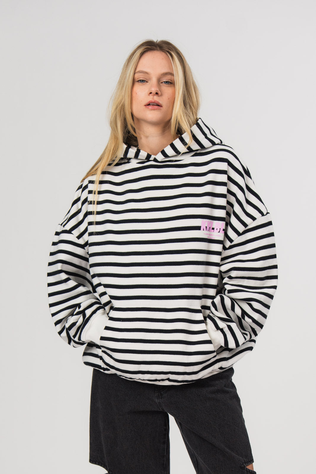 Hoodie Striped, Ganzkörper frontal, schwarz-weißes Streifenmuster, pinker 3D-Print vorne, Oversized Fit