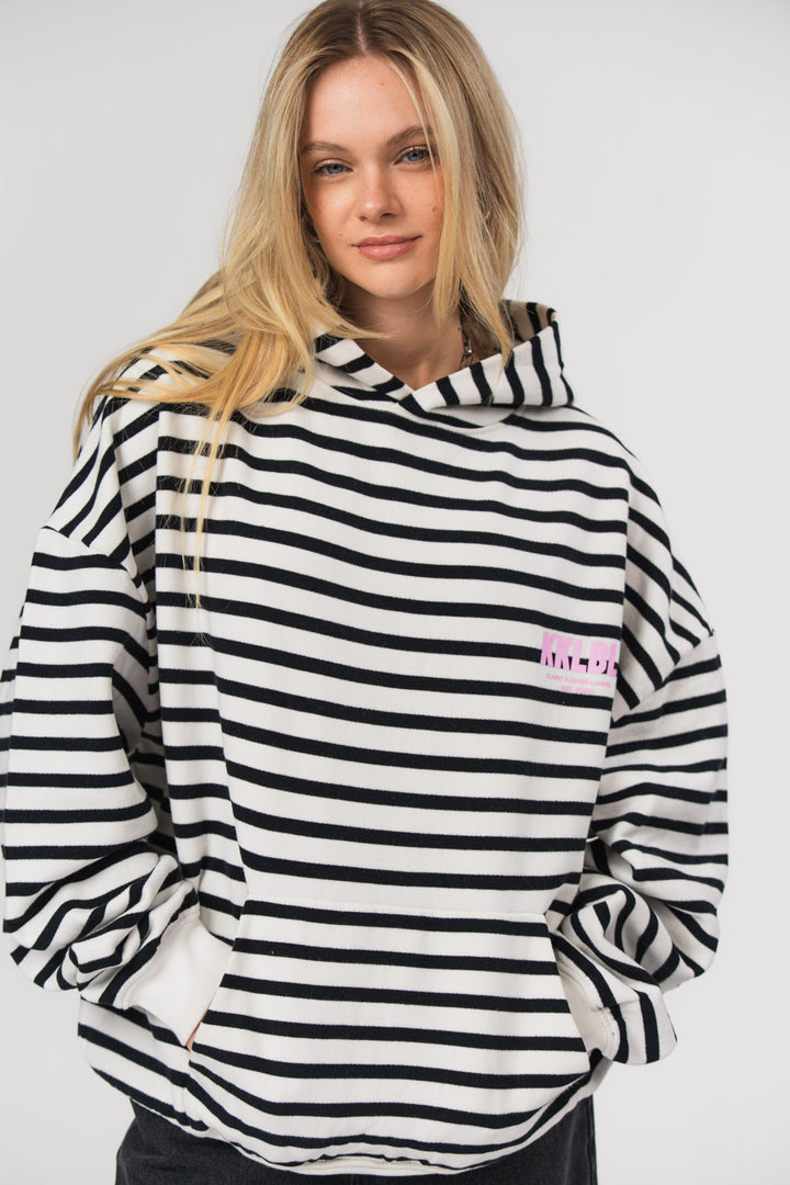 Hoodie Striped, Halbkörper frontal nah, schwarz-weiß gestreift, pinke Akzente, überschnittene Schultern