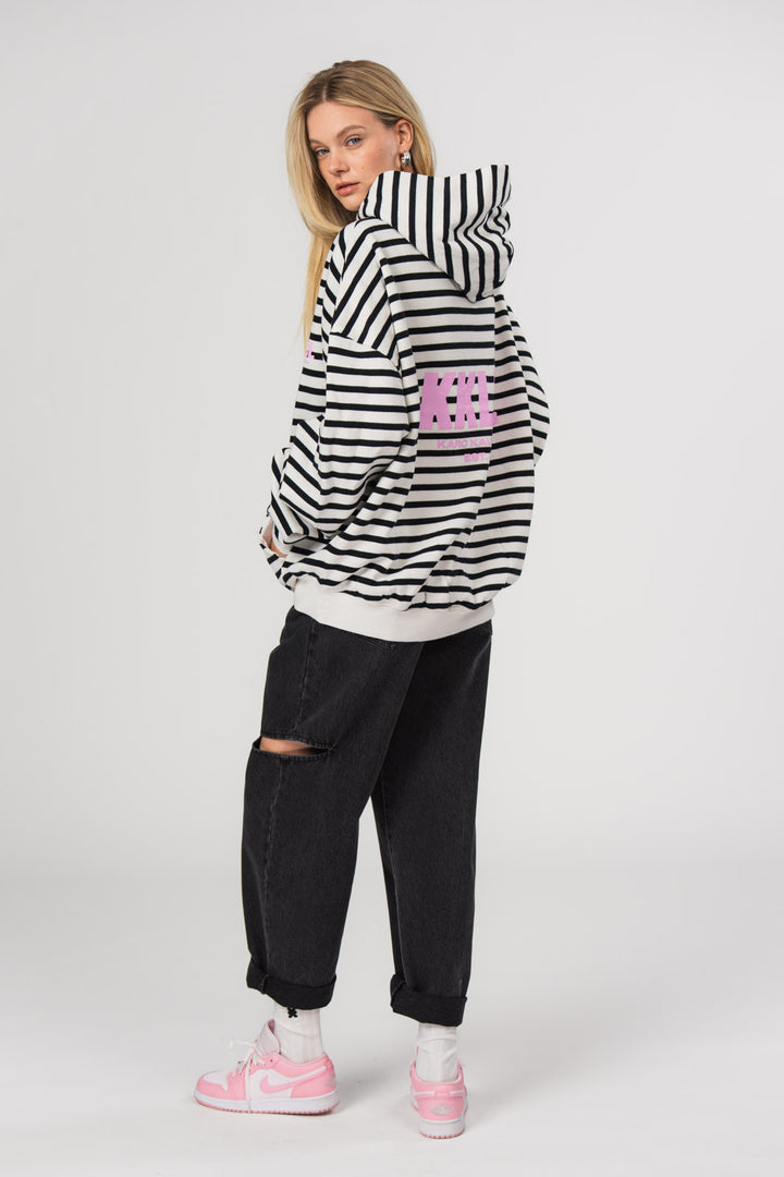 Hoodie Striped, Halbkörper Rückenansicht, schwarz-weißer Streifenhoodie, großer pinker 3D-Backprint