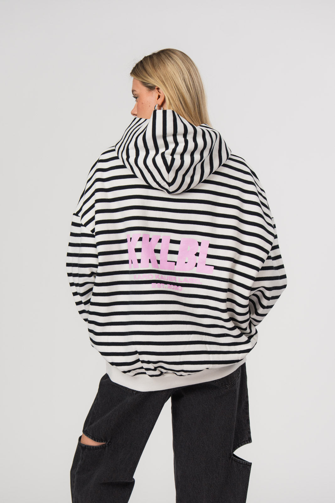 Hoodie Striped, Ganzkörper Rückenansicht, schwarz-weißer Oversized-Hoodie, großer pinker 3D-Print hinten