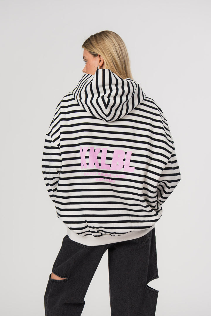 Hoodie Striped, Ganzkörper Rückenansicht, schwarz-weißer Oversized-Hoodie, großer pinker 3D-Print hinten