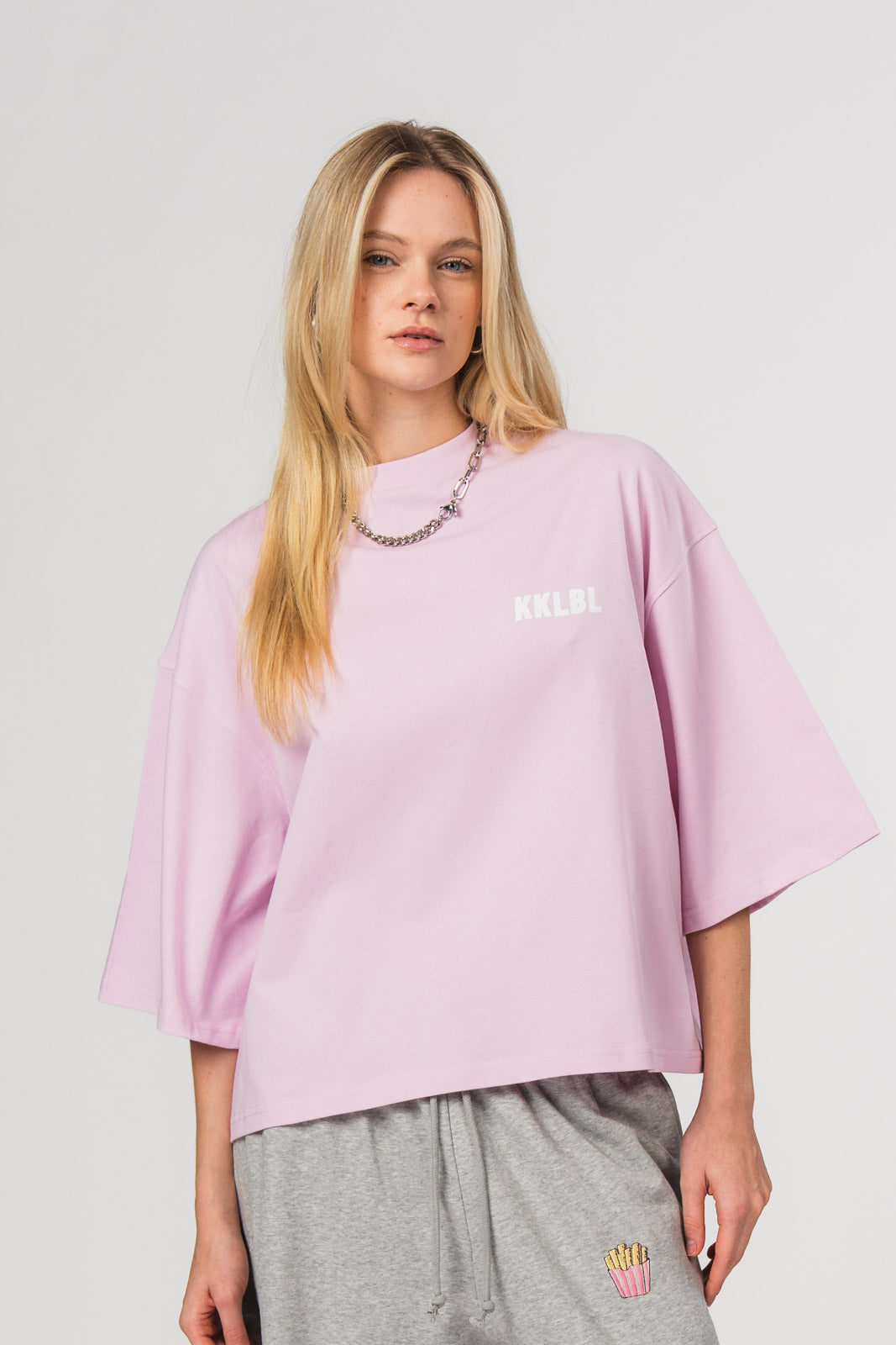 T-Shirt Cropped Fries, Halbkörper frontal, rosa Oversized Cropped-Shirt, kleiner Print vorne, Rundhals