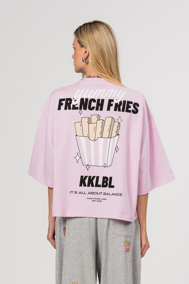 T-Shirt Cropped Fries, Ganzkörper Rückenansicht, rosa Cropped-Shirt, großer Pommes-Backprint, KKLBL