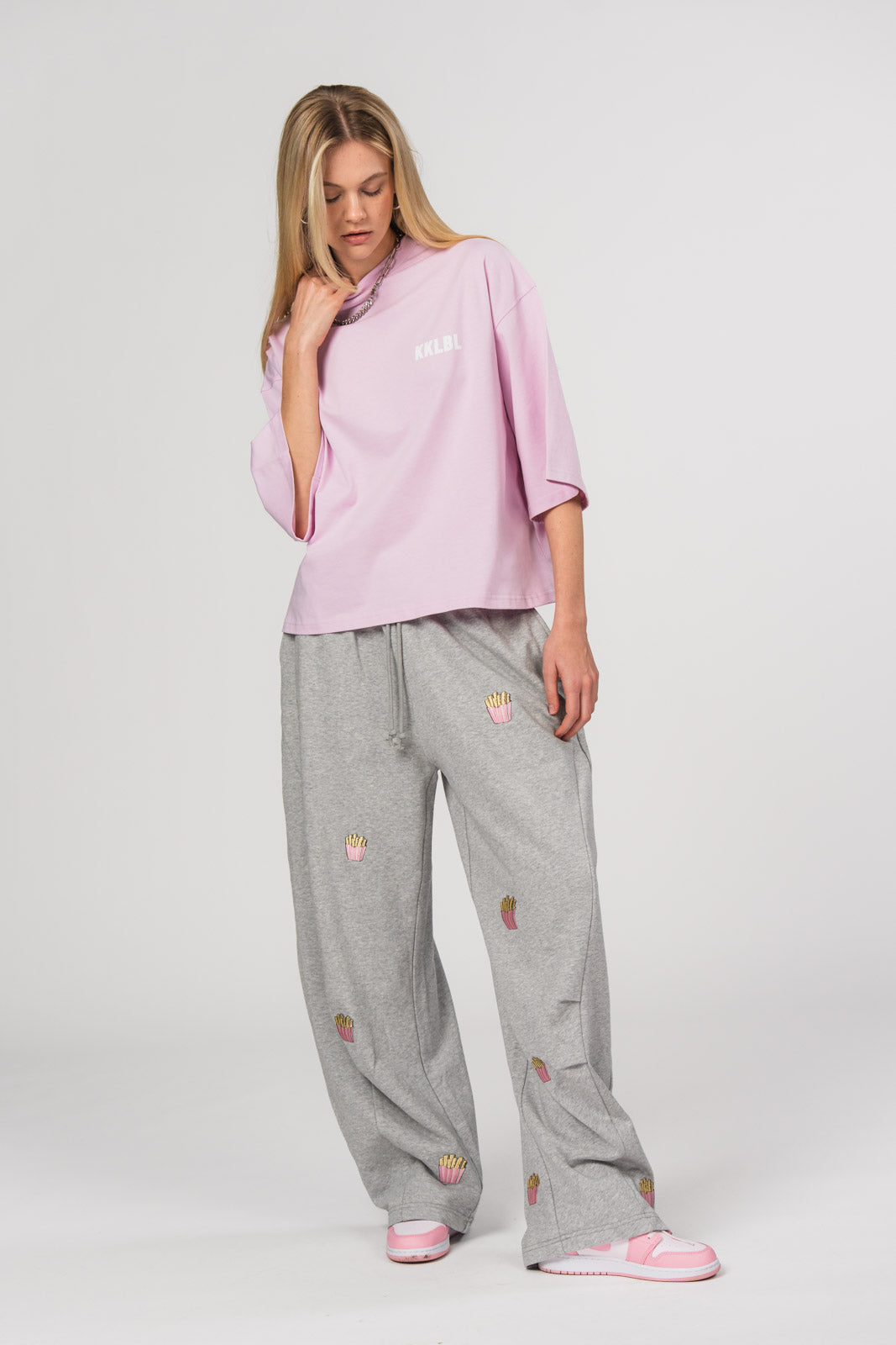 T-Shirt Cropped Fries, Ganzkörper frontal, rosa Oversized-Shirt, verkürzte Länge, relaxte Silhouette