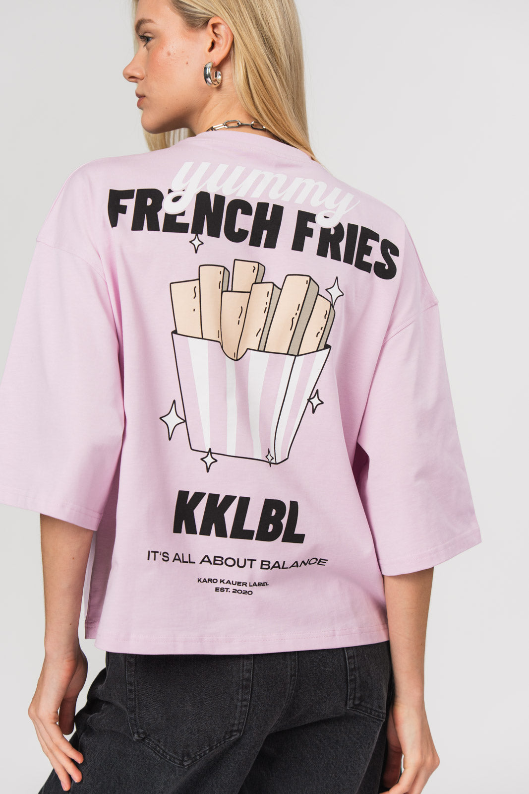 T-Shirt Cropped Fries, Halbkörper Rückenansicht, rosa Cropped-Shirt, großer French Fries KKLBL Backprint