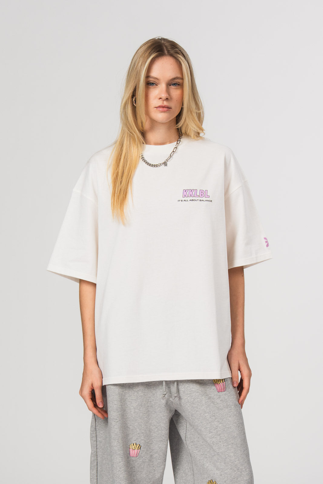 T-Shirt Fries, Halbkörper frontal, weißes Oversized-Shirt, kleiner Print vorne, entspannter Schnitt