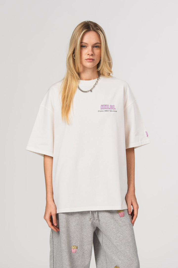 T-Shirt Fries, Halbkörper frontal, weißes Oversized-Shirt, kleiner Print vorne, entspannter Schnitt