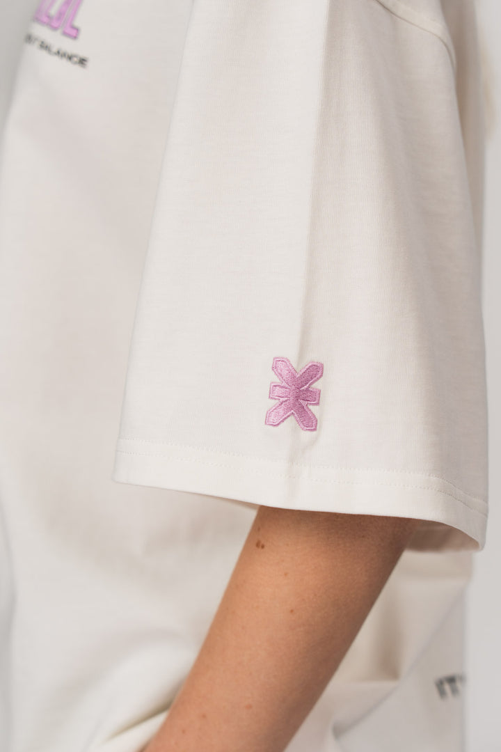 T-Shirt Fries, Detailaufnahme Ärmel mit eingesticktem KKLBL-Logo, weißes Oversized-Shirt