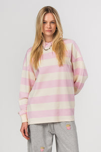 Poloshirt Striped Pink, Halbkörper frontal, rosa-offwhite Streifenshirt, Oversized Fit, kleine Stickerei vorne