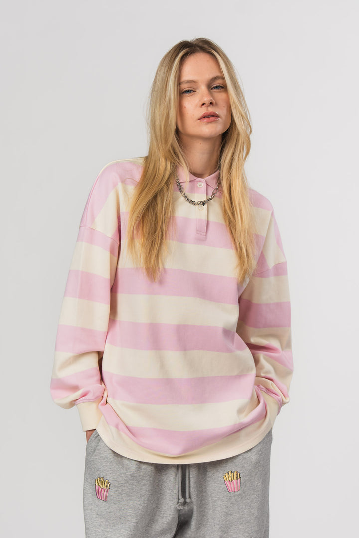 Poloshirt Striped Pink, Halbkörper frontal nah, rosa-offwhite Streifenpoloshirt, Oversized Fit, Stickerei