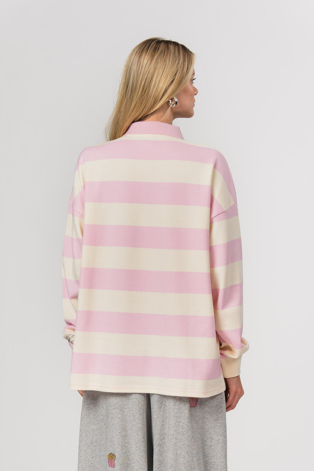 Poloshirt Striped Pink, Halbkörper Rückenansicht, rosa-offwhite Streifenmuster, Oversized, Bündchen Ärmel