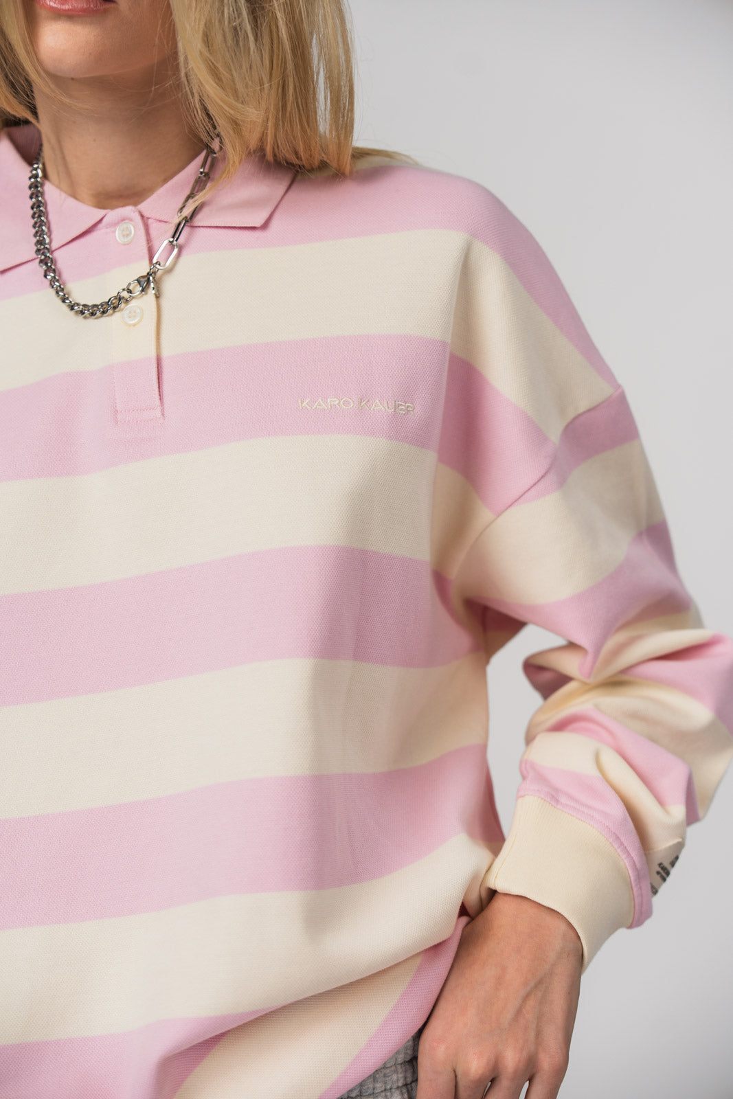Poloshirt Striped Pink, Detailaufnahme Kragen, rosa-offwhite Streifen, Knopfleiste, Weblabel am Ärmel