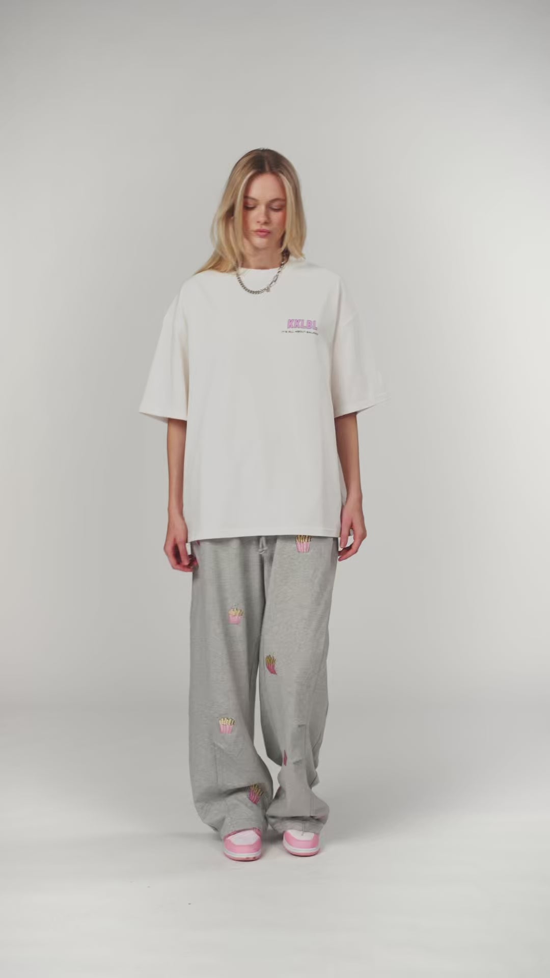 T-Shirt Fries, Ganzkörper frontal, weißes Oversized-Shirt, lässiger entspannter Schnitt, Streetwear-Look in Bewegung