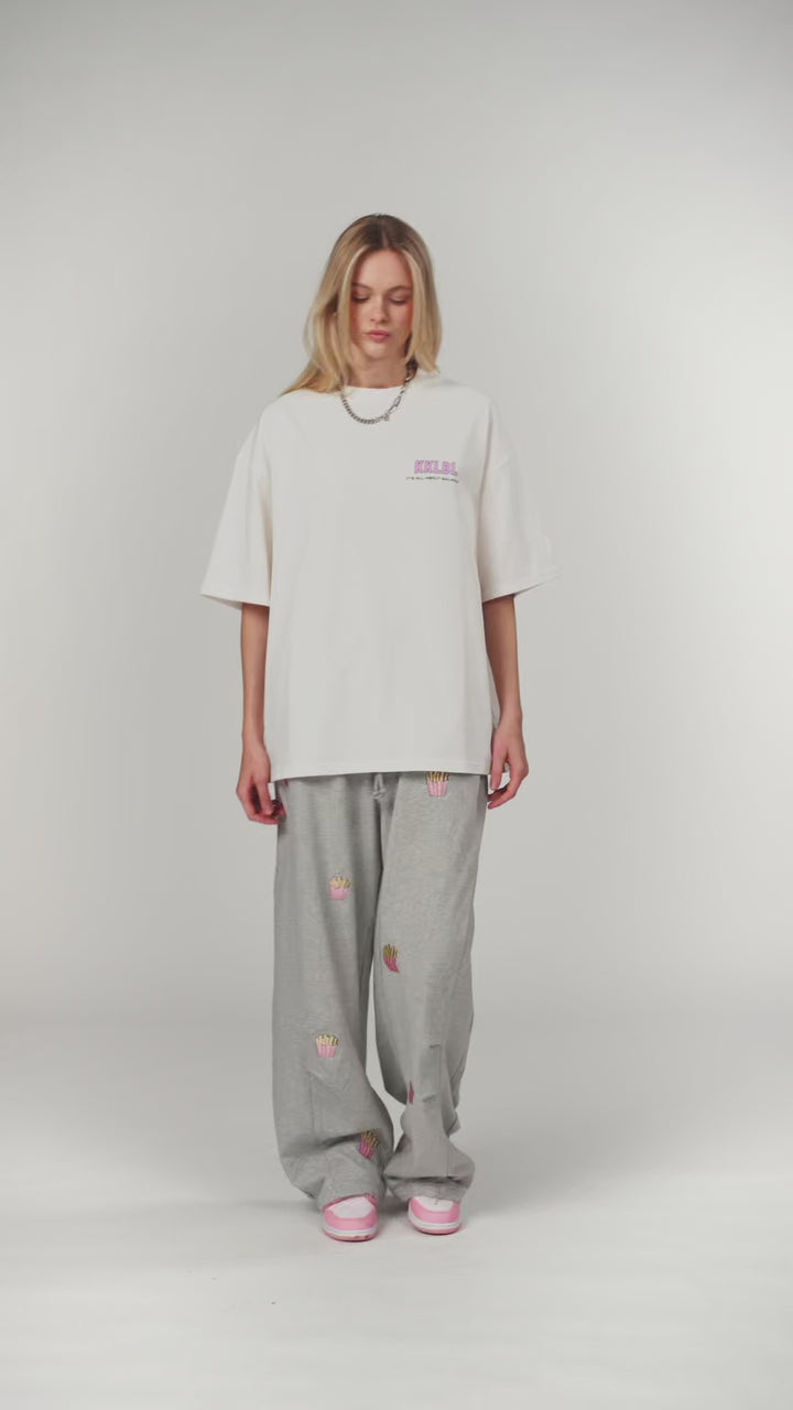 T-Shirt Fries, Ganzkörper frontal, weißes Oversized-Shirt, lässiger entspannter Schnitt, Streetwear-Look in Bewegung