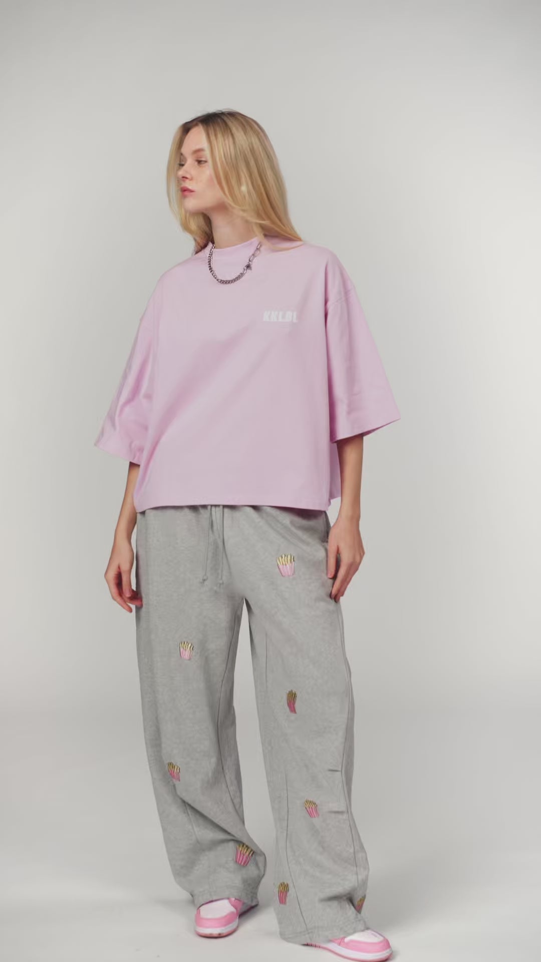 T-Shirt Cropped Fries, Video, rosa Oversized Cropped-Shirt mit French Fries Backprint in Bewegung