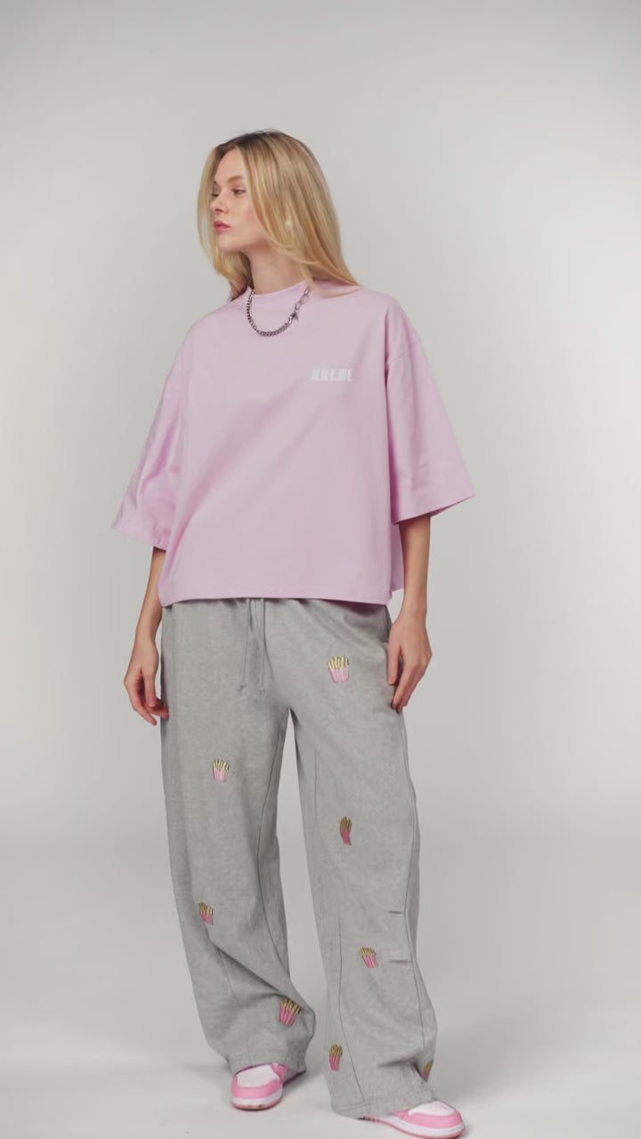 T-Shirt Cropped Fries, Video, rosa Oversized Cropped-Shirt mit French Fries Backprint in Bewegung