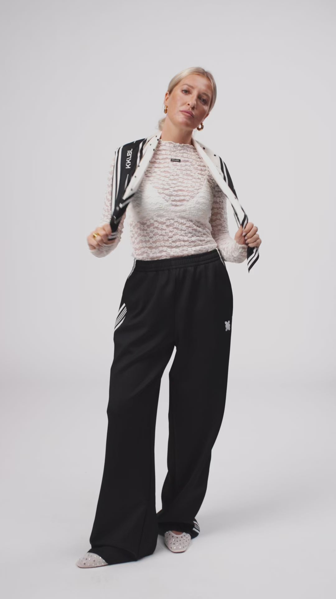 Video, offwhite Spitzen-Longsleeve mit schwarzer Hose und offwhite Satintuch mit Punkten, Outfit in Bewegung