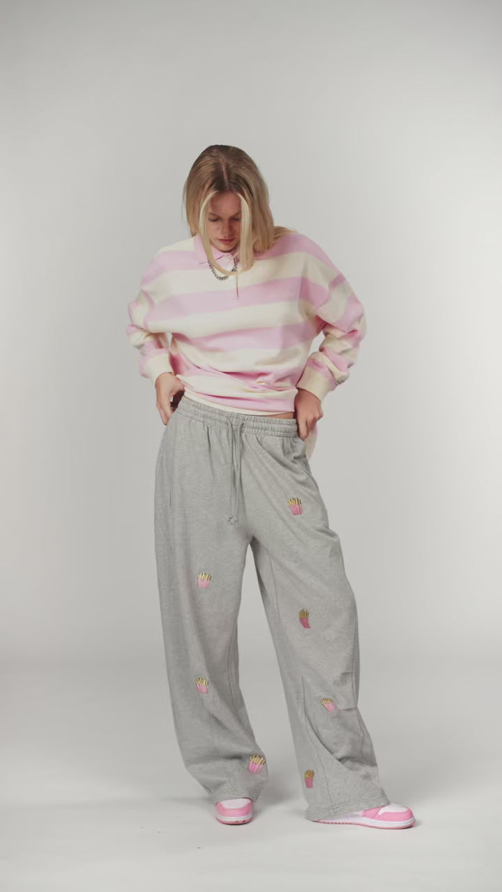 Barrel Jogger Pants Fries, Video, graue Baggy-Jogginghose im Barrel Fit mit Pommes-Stickerei in Bewegung